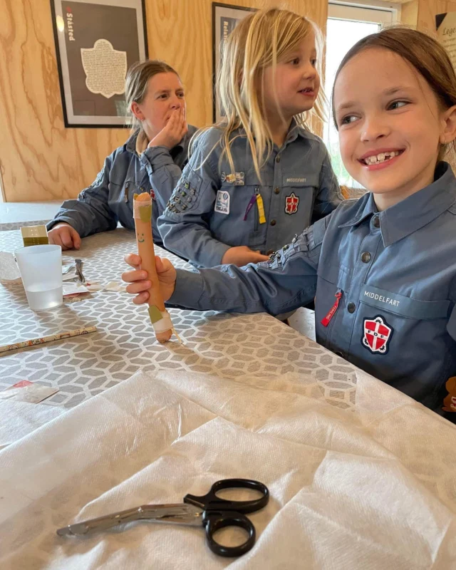 🩹 FØRSTEHJÆLPSMÆRKE 🩹
Peter Pølse var utrolig uheldig til dagens puslinge-tumlingemøde, hvor han blandt andet snittede sig i foden og brændte sig på bålet. Heldigvis var et helt hold puslinge-tumlinge klar med plastre og pleje, så Peter Pølse blev klar igen, mens børnene færdiggjorde sidste del af førstehjælpsmærket 🥳