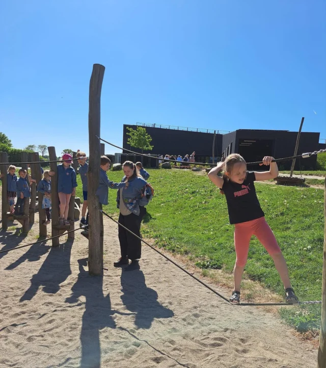 KLATREMÆRKE 1 KLARET 🥳
I går gennemførte puslinge-tumlingene den 25 meter lange klatrebane ved Hindsgaul. Selvom der både var svære og høje udfordringer bestod hele holdet klatreprøven 😊