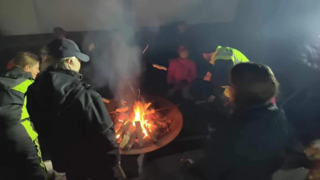 Hygge i bålhuset, hvor vi lavede snobrød og fik saft. Der blev også tid til leg i sneen.