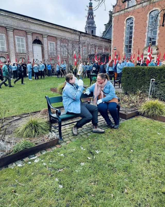 Vi har i dag være en tur i Staden og hylde FDFs afgående protektor og vores allesammens Dronning, vi takker for indsatsen samt ønske vores nye Konge og Dronning tillykke med dagen.  Dagen startede med opsætning af flag allé ved FDFs Forbundskontor. 
Herefter gik turen til Holmens Kirke hvor der blev gjort klar til faneborg.  Laura og Rasmus stod med landsforbundets fane.
Emilia, Louise og Michael stod med to af kredsens faner.  #fdferne #danmarkssamfundet #detdanskekongehus #tv2 #dr #fyens #melfarposten