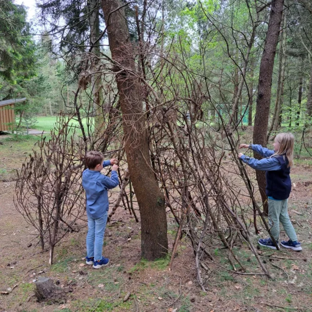🏕 SOMMERLEJR 🏕
Puslinge, tumlinge, pilte og væbnere er taget til Ramasjang på sommerlejr. 
Vi bygger, hygger, danser og racer.