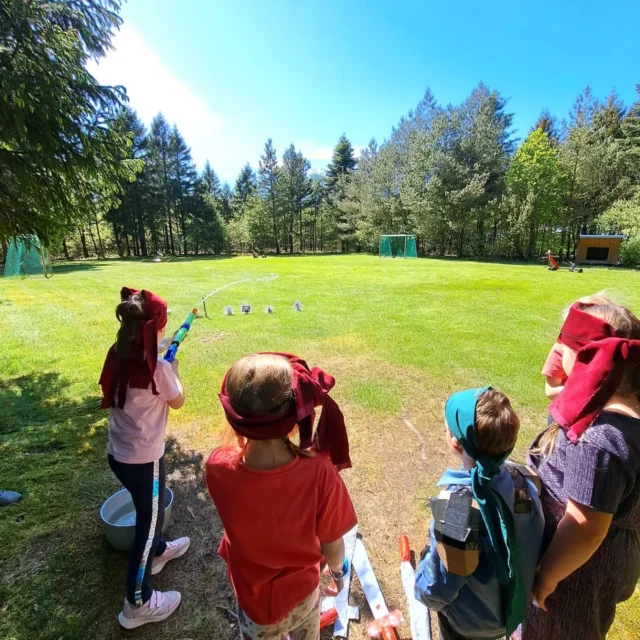🏕 SOMMERLEJR DAG 3 🏕
I dag har vi været på sørøvertogt med onkel Reje 🦐  Formiddagen gik med at få alle helt "pirat" og eftermiddagen med sørøver-udfordringer.  Til aftensmad lavede alle deres egen aftensmad 😄